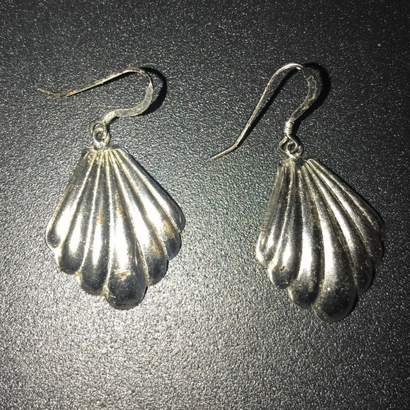 Silver shell Wire earrings Ribbed Tarnish resistant - Picture 5 of 9
